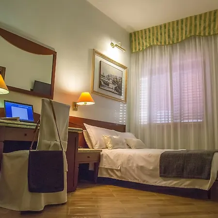 Hotel Palmed Gizzeria